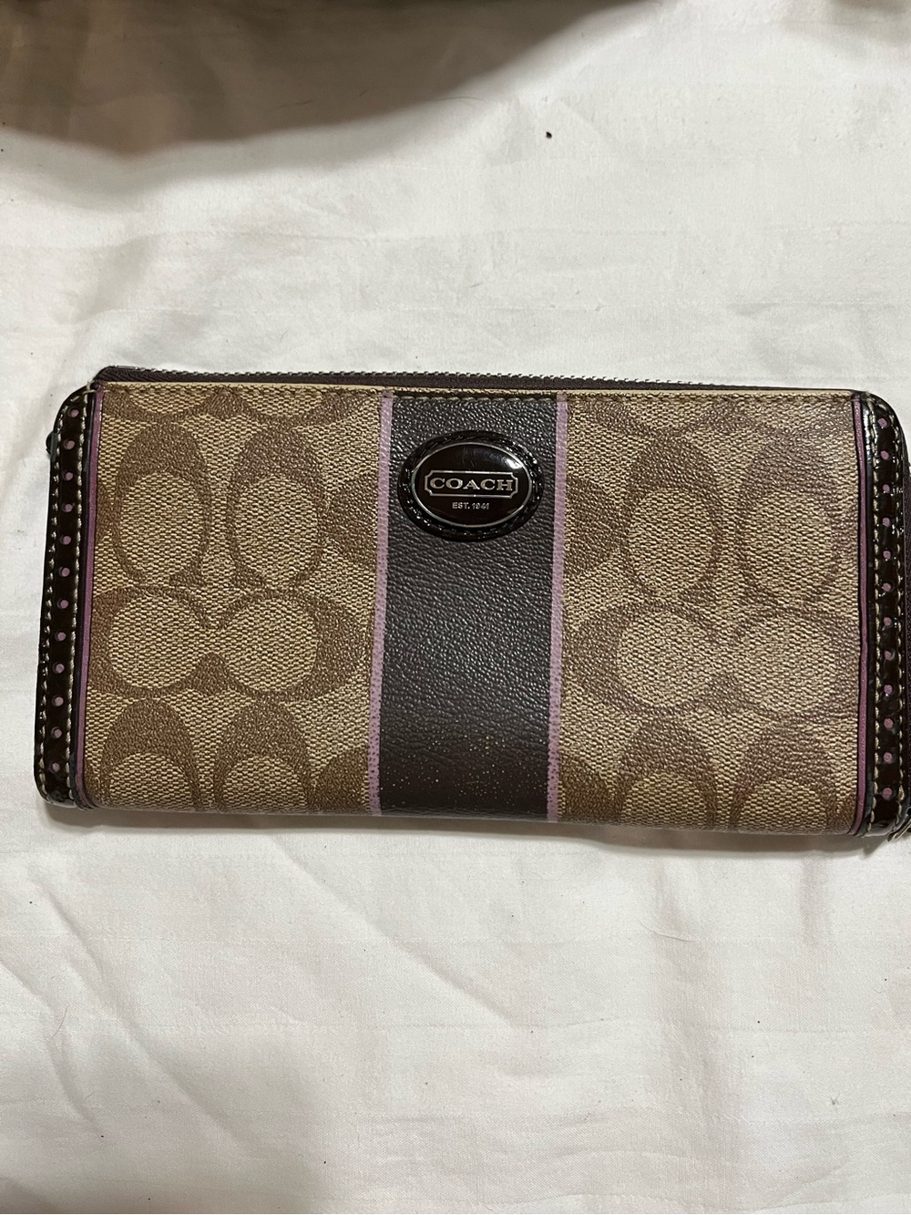 Coach Brown Signature Zip Wallet with Pink Trim
AG-04